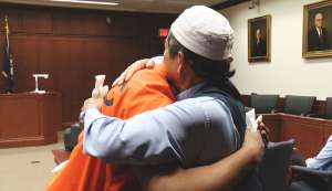 Un père musulman pardonne l’assassin de son fils et l’étreint à la cour