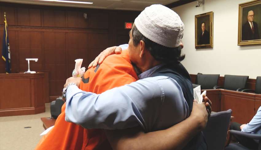 Un père musulman pardonne l’assassin de son fils et l’étreint à la cour