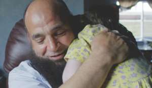 Un père musulman prend en charge des enfants